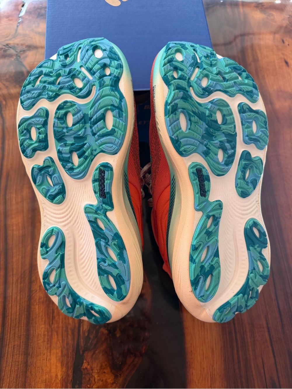 Brooks Women’s 7.5 Moana RunDisney collab like new worn once Running shoes - Picture 3 of 9